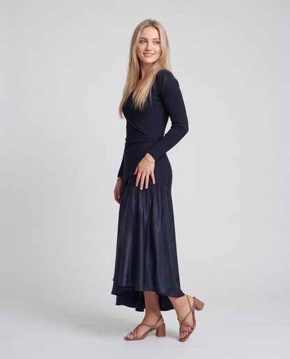 Loredana | Vestido Maxi Asimétrico con Escote en V y Paneles de Satén Azul Marino