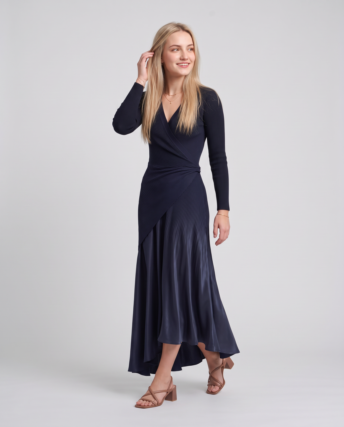Loredana | Vestido Maxi Asimétrico con Escote en V y Paneles de Satén Azul Marino